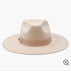 TAN/CAMEL HAT (ARITZIA AUXILIARY)